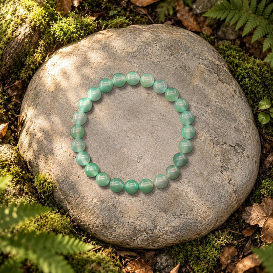 Bracelet aventurine verte Halo en perles naturelles posé sur une pierre en forêt