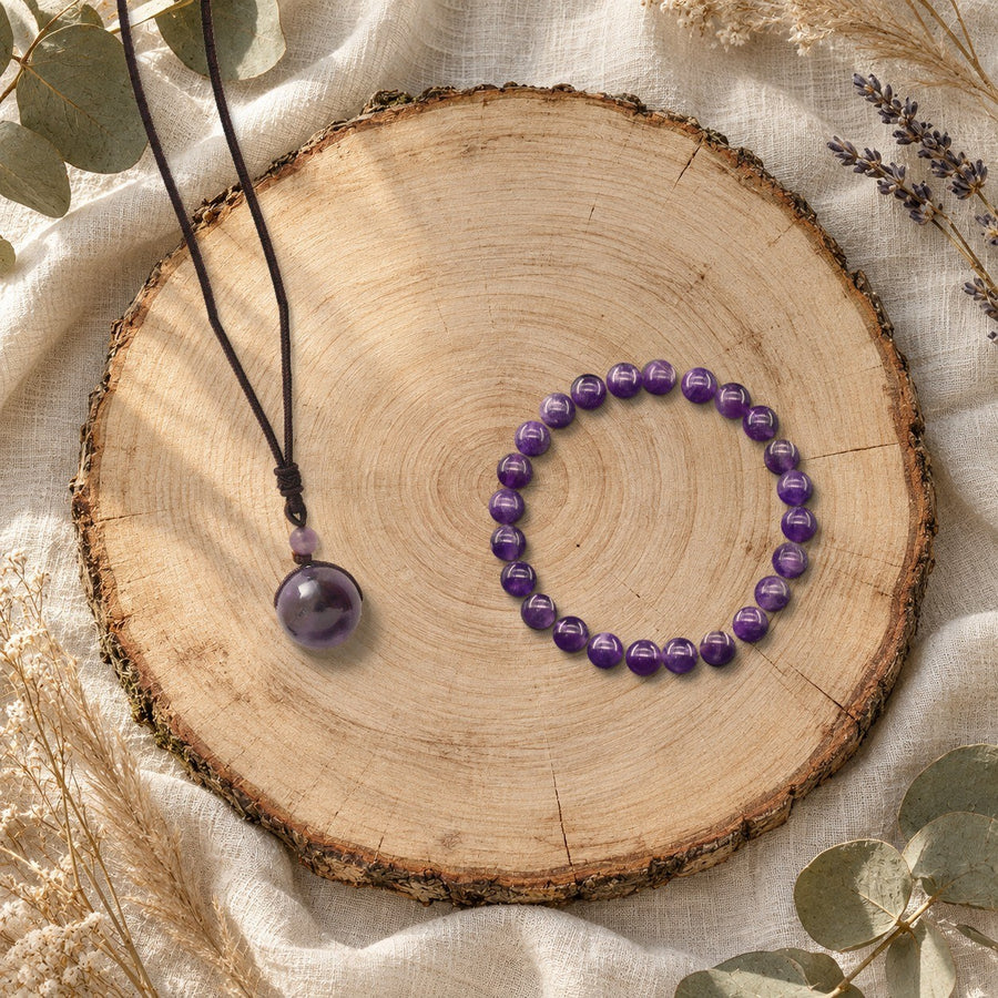 Duo collier Orbe et bracelet Halo en améthyste sur une tranche de bois