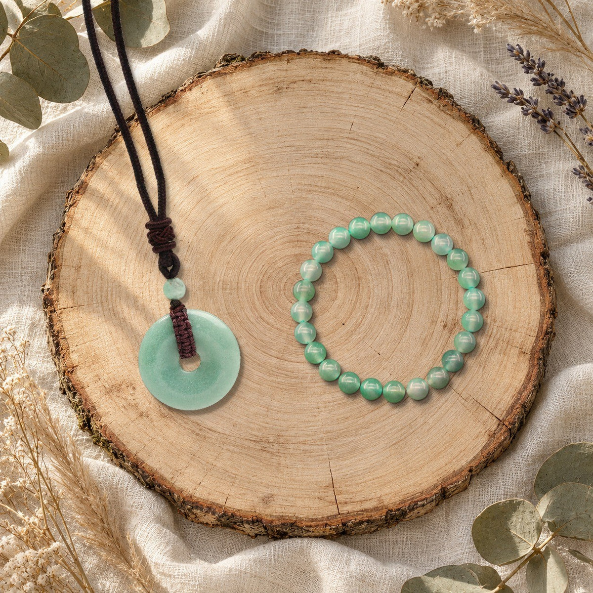 Duo collier Nuée et bracelet Halo en aventurine verte sur une tranche de bois