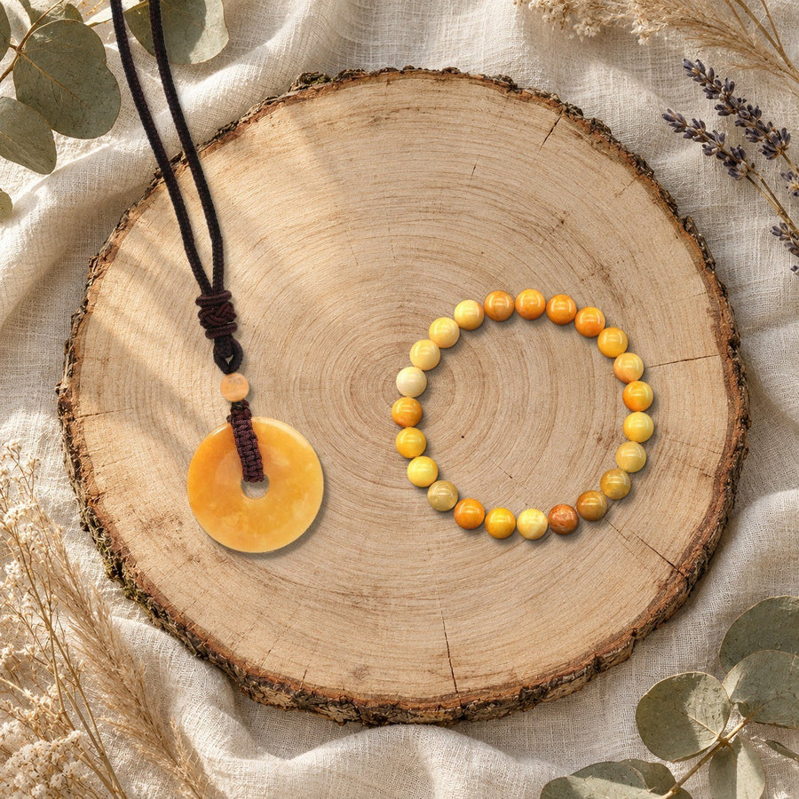 Duo collier Nuée et bracelet Halo en jade jaune sur une tranche de bois