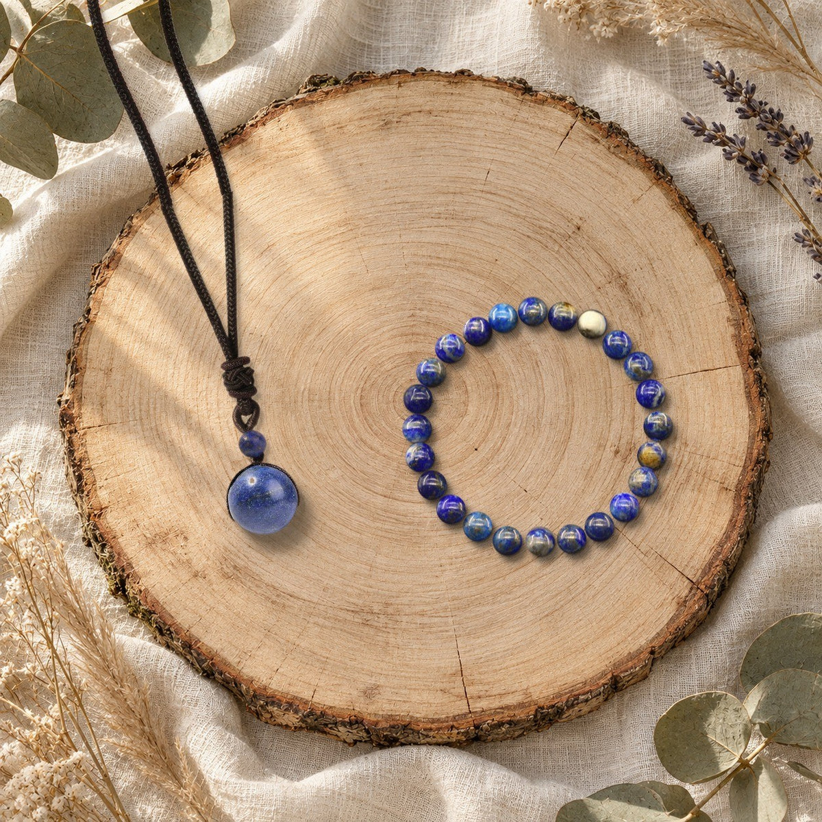 Duo collier Orbe et bracelet Halo en lapis-lazuli sur une tranche de bois