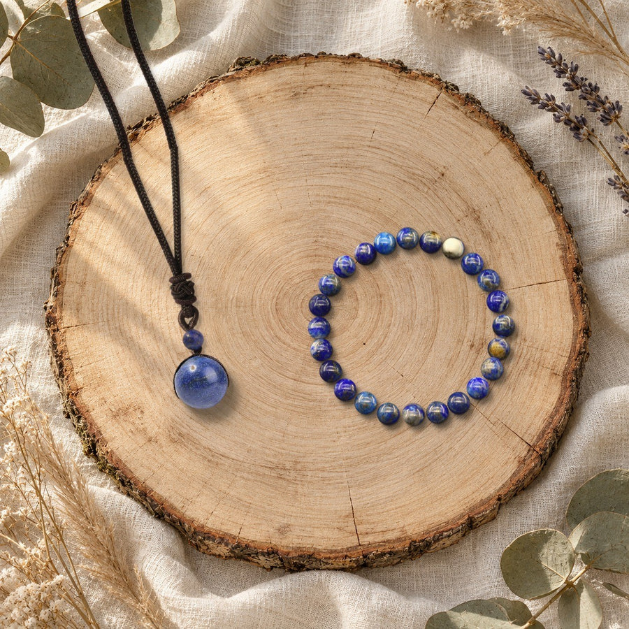 Duo collier Orbe et bracelet Halo en lapis-lazuli sur une tranche de bois