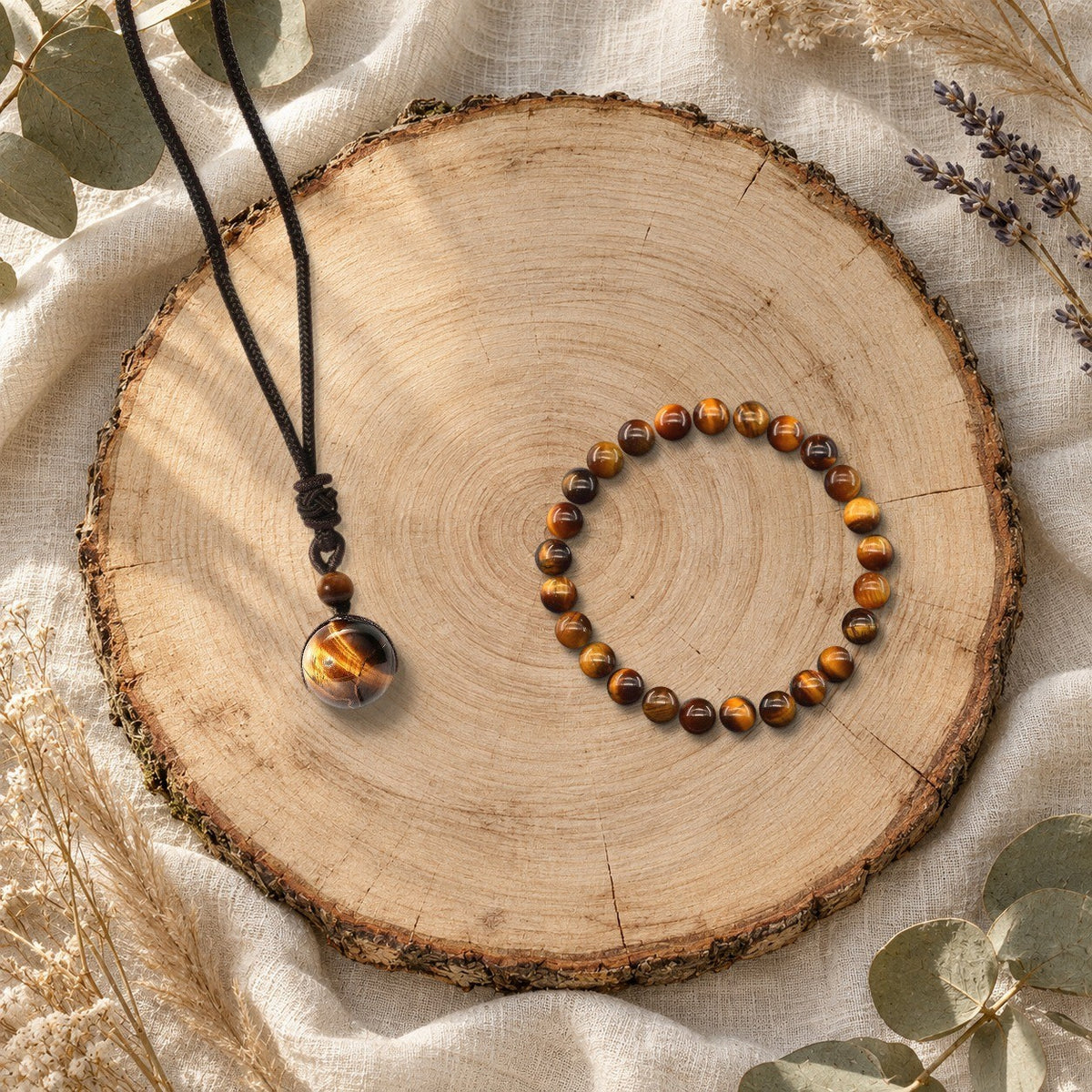 Duo collier Orbe et bracelet Halo en œil de tigre sur une tranche de bois