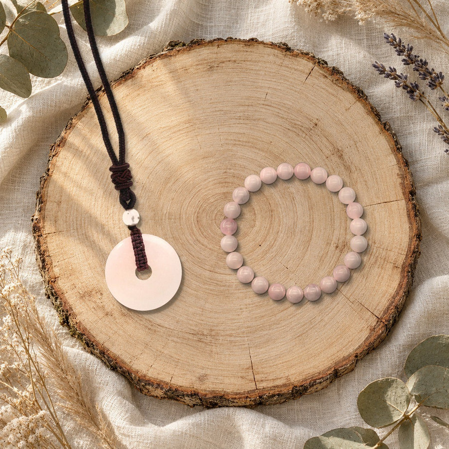 Duo collier Nuée et bracelet Halo en quartz rose sur une tranche de bois